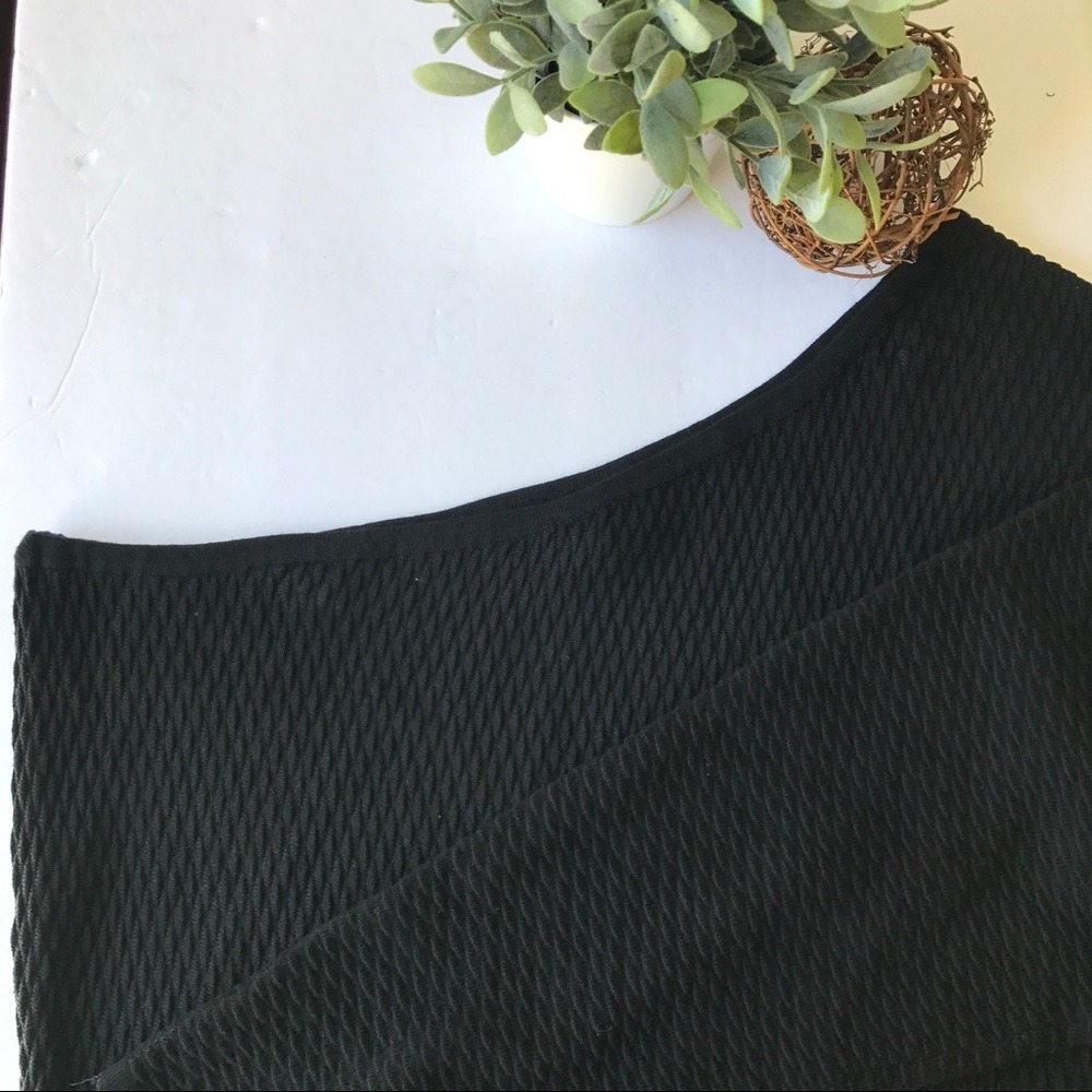 LANE BRYANT NWOT Womens Plus Size 18/20 Solid Black Textured 1 Sleeve Sweater - Picture 2 of 4